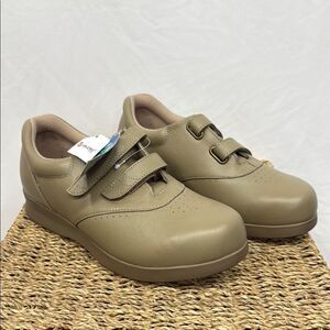 Brand New women’s Drew shoes sz 9W